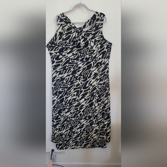 Mlle Gabrielle Dresses & Skirts - Chic Black and White Abstract Print Dress
